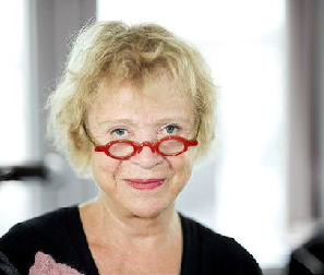 Eva Joly portant ses lunettes